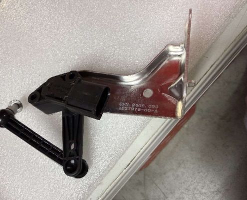 Cảm biến treo không khí phía trước bên phải Tesla Model S / X 1044941-00-B 11x10x5cm